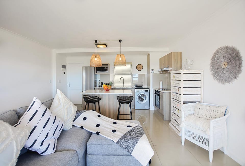 Kitchen or kitchenette, Seating area, oven, washing machine