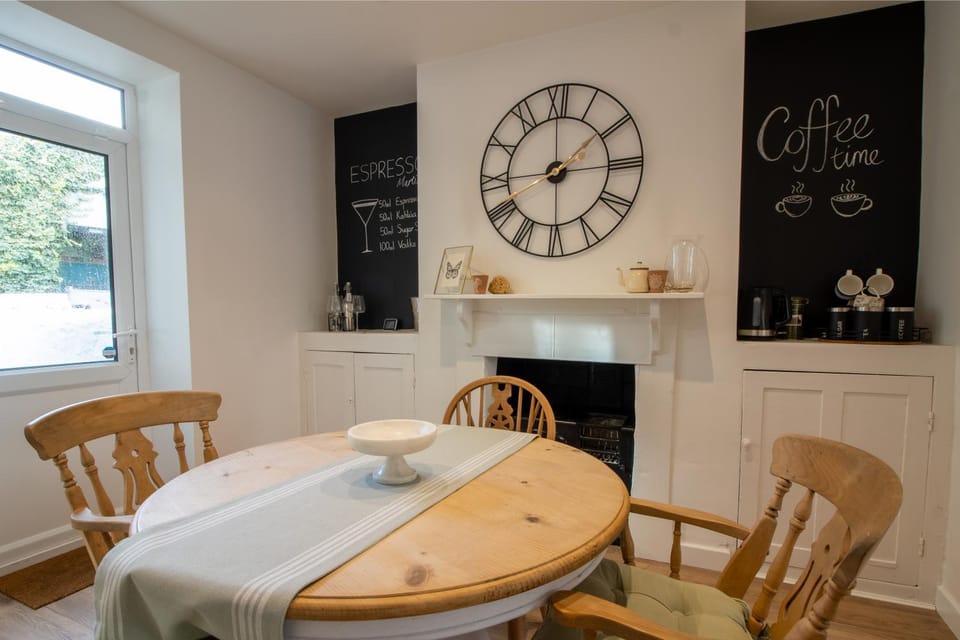 Seating area, Dining area