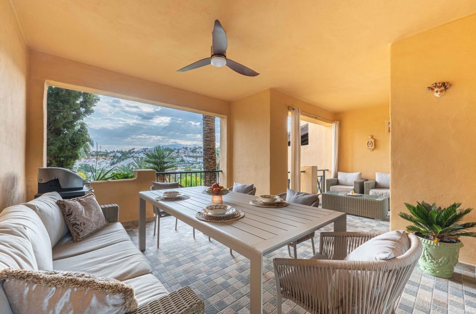 Day, Natural landscape, View (from property/room), Balcony/Terrace, Seating area, Dining area