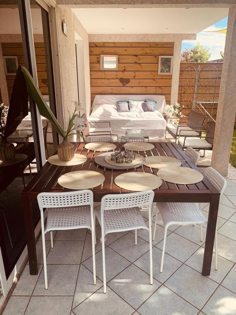 Patio, Dining area, children, young children, Family, internet
