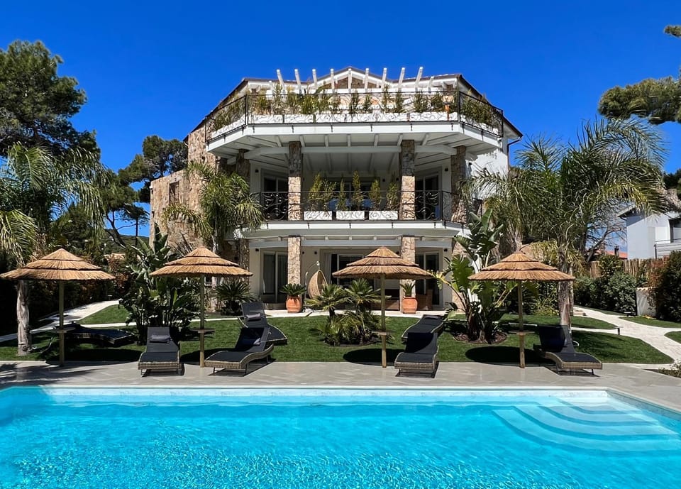 Property building, Garden, Garden view, Pool view, Swimming pool, sunbed