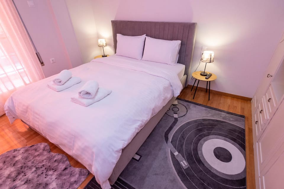 Bed, Photo of the whole room, Bedroom, towels