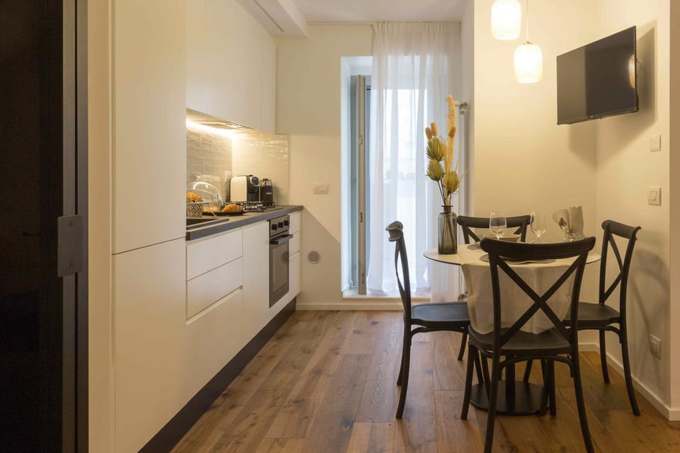 Coffee/tea facilities, Kitchen or kitchenette, Dining area, stove