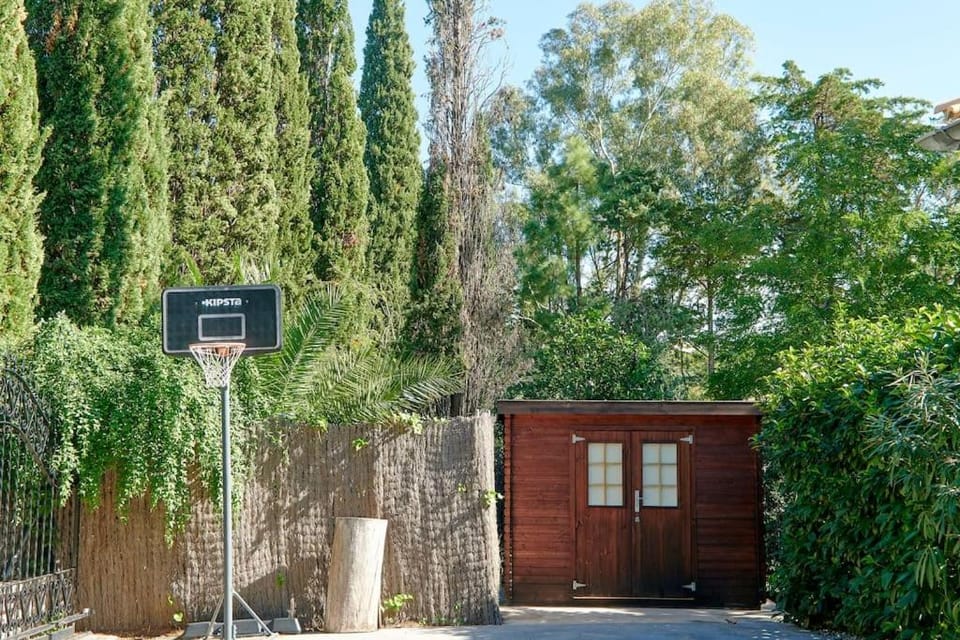 Property building, Day, Garden, Garden view