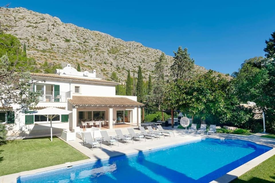 Property building, Patio, Day, Natural landscape, Garden, Garden view, Mountain view, Pool view, Swimming pool, sunbed