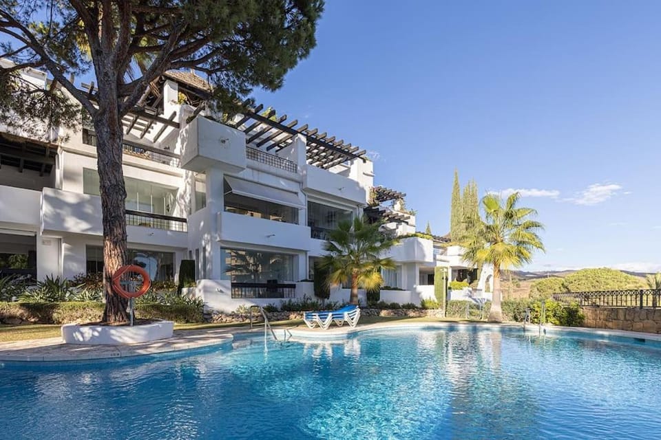 Luxurious 80m² studio apartment, stunning sea views - Rio Real Golf, Marbella Apartment in Marbella