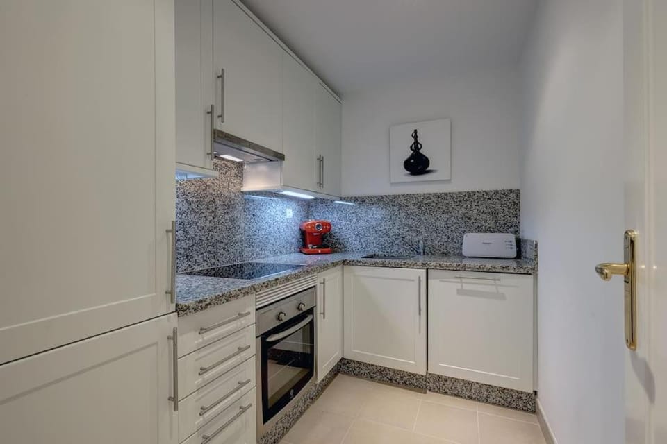 Luxurious 80m² studio apartment, stunning sea views - Rio Real Golf, Marbella Apartment in Marbella