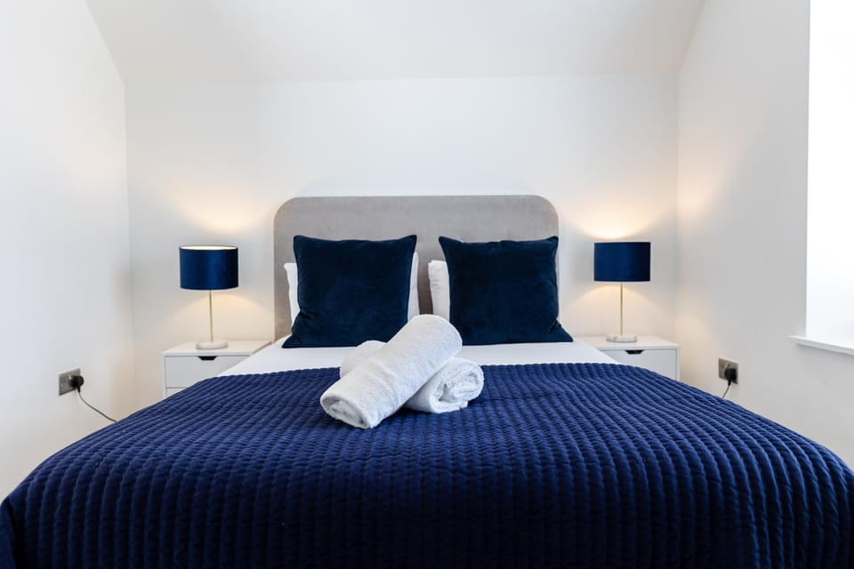 Bed, Photo of the whole room, Bedroom, towels