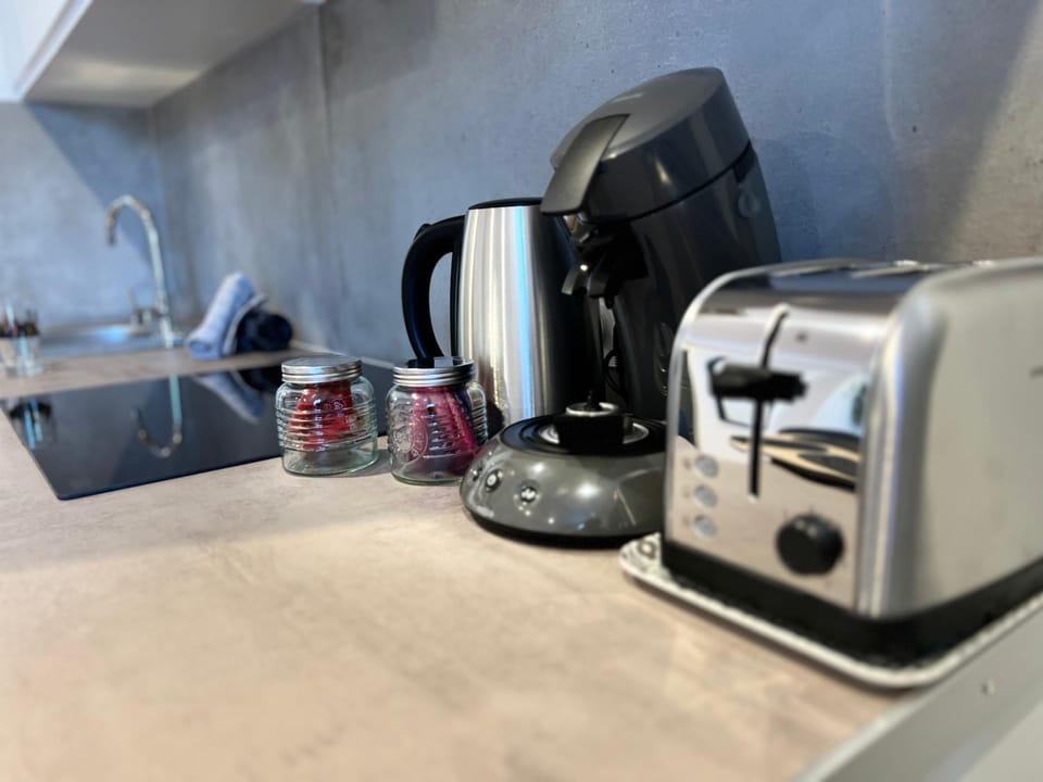 Coffee/tea facilities, toaster