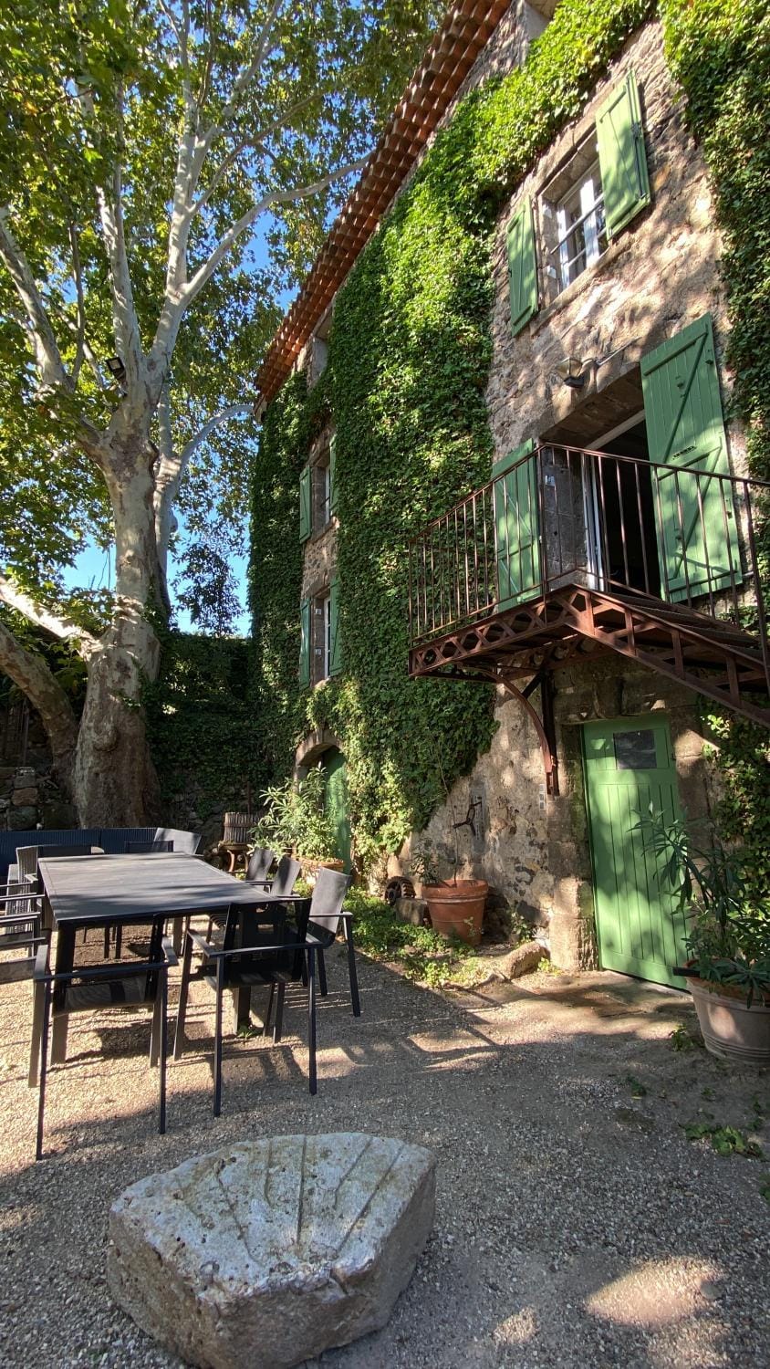 Property building, Facade/entrance, Garden, Dining area
