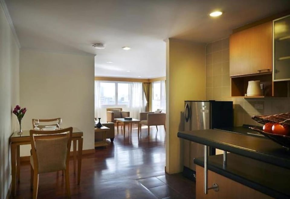 Kitchen or kitchenette, Living room, Seating area, Dining area