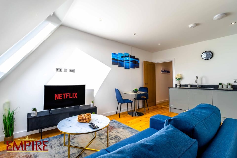 Communal lounge/ TV room, TV and multimedia, Kitchen or kitchenette, Living room, Seating area, Evening entertainment, Text overlay