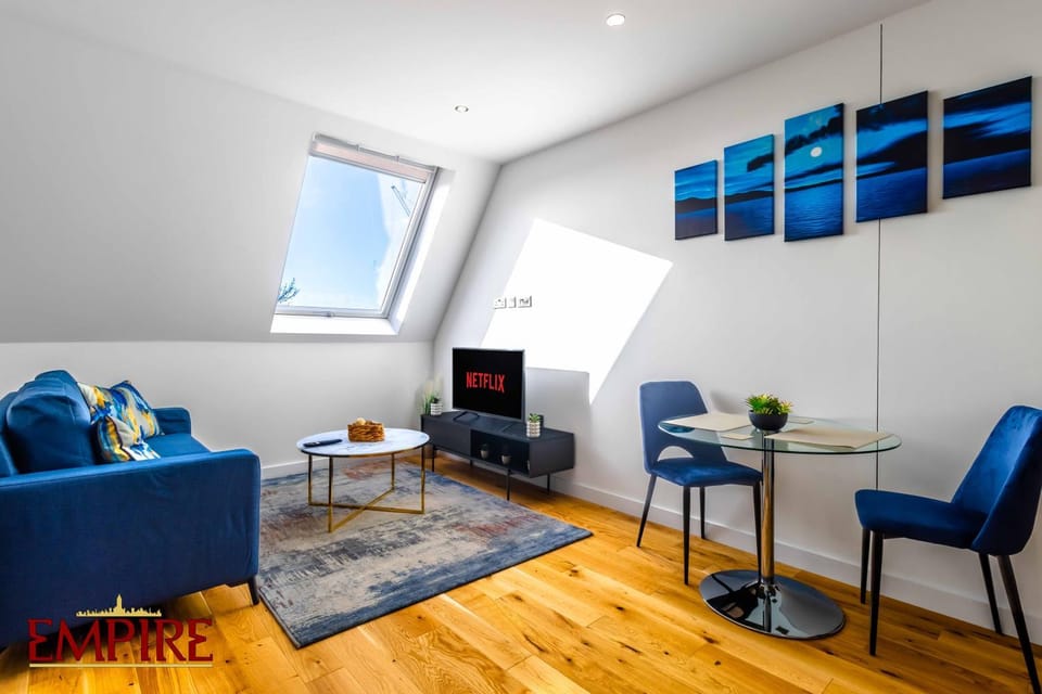 Communal lounge/ TV room, TV and multimedia, Living room, Seating area, Evening entertainment