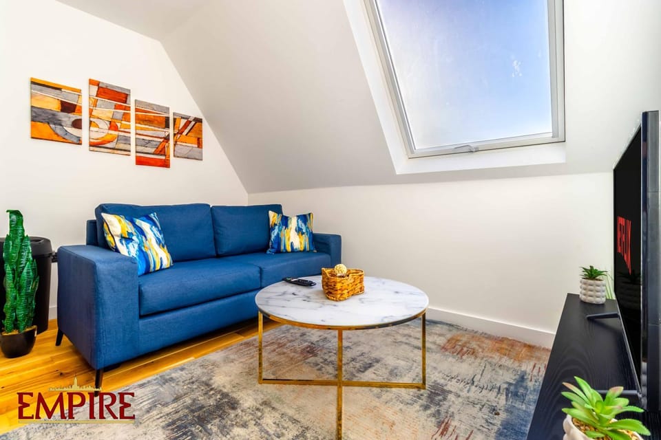 Communal lounge/ TV room, TV and multimedia, Living room, Seating area, Evening entertainment