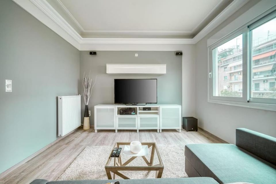 Communal lounge/ TV room, TV and multimedia, Living room, Seating area, Evening entertainment