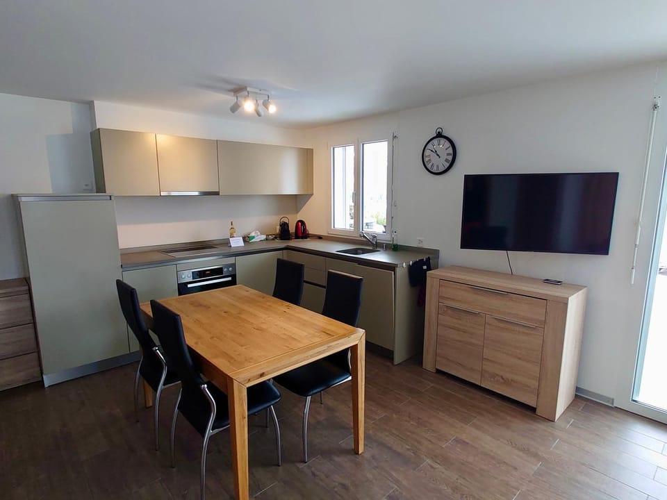 Kitchen or kitchenette, Dining area, stove
