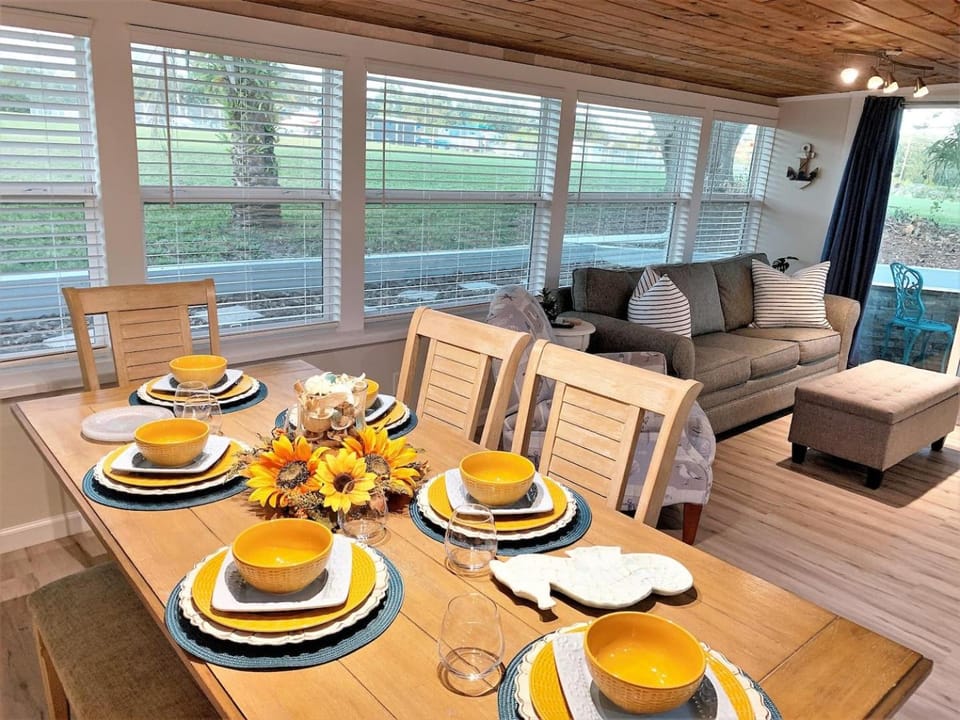 FUN! PoolLake near Disney Fast WiFi Pickleball House in Clermont