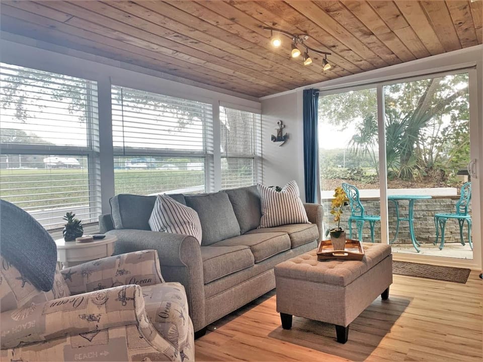 FUN! PoolLake near Disney Fast WiFi Pickleball House in Clermont