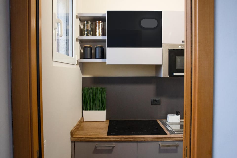 Kitchen or kitchenette, minibar