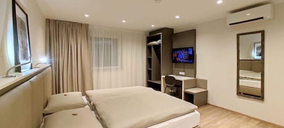 Bed, TV and multimedia, Bedroom, wardrobe