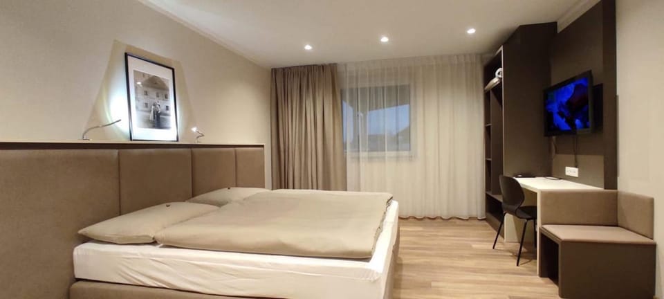 Bed, TV and multimedia, Bedroom, wardrobe