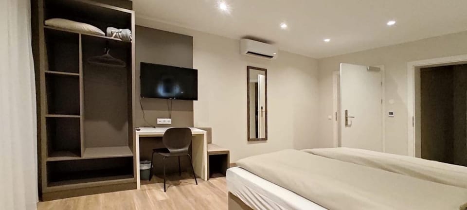 Bed, TV and multimedia, Bedroom, wardrobe