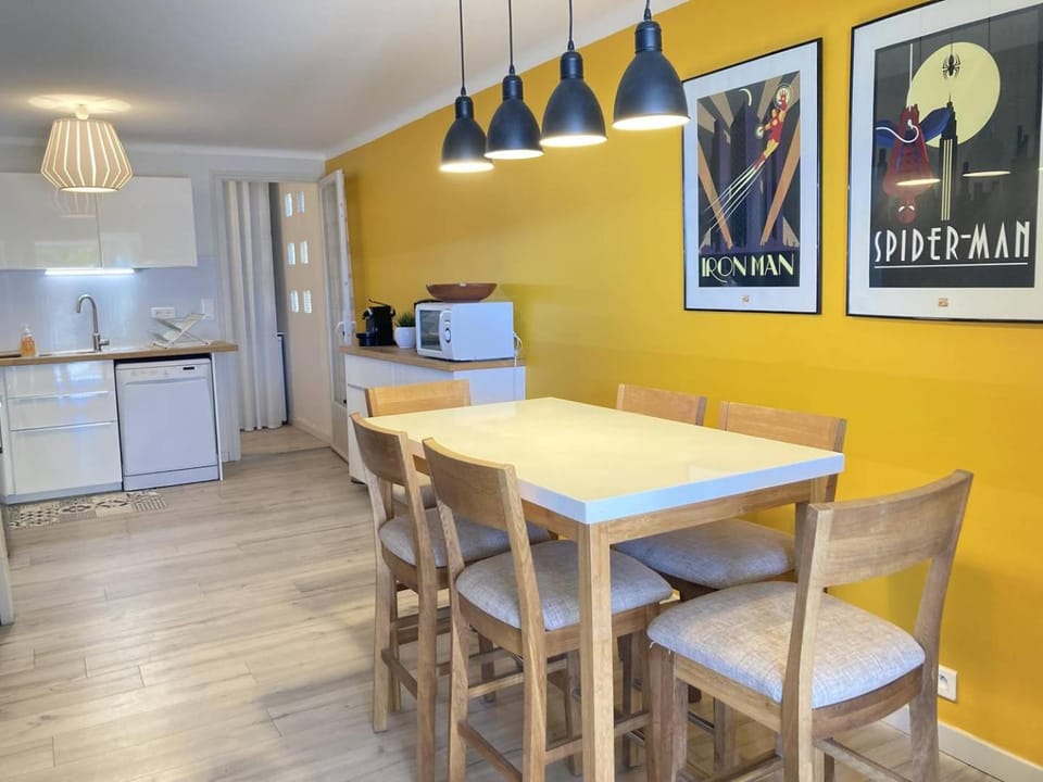 Kitchen or kitchenette, Dining area