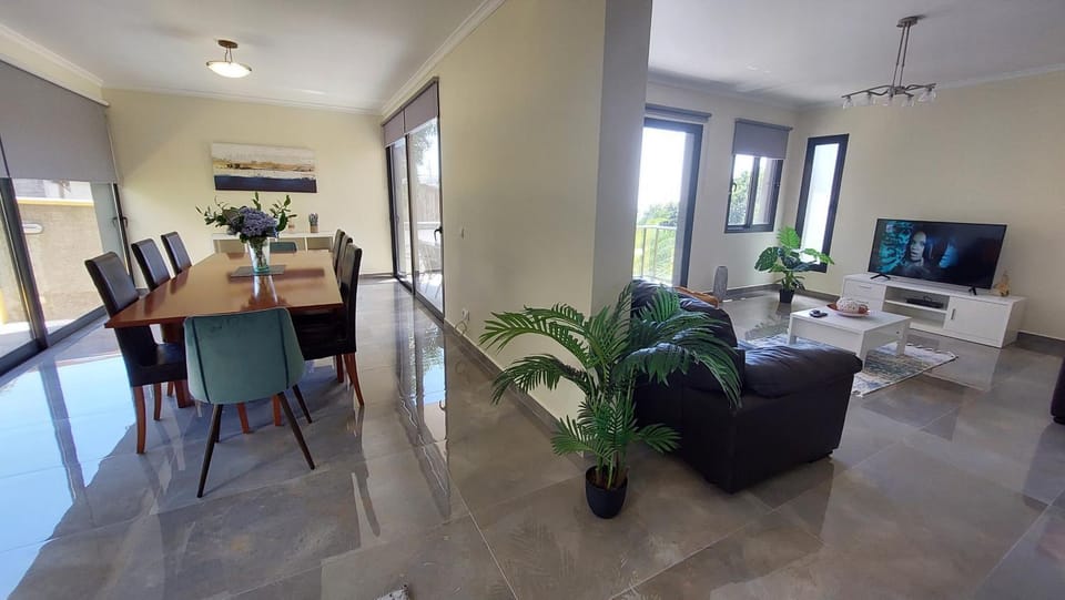 Communal lounge/ TV room, TV and multimedia, Living room, Seating area, Dining area, Evening entertainment