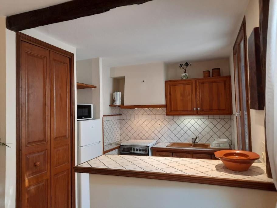Kitchen or kitchenette, minibar, stove