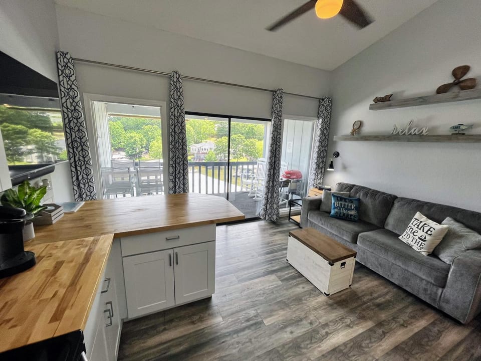 F Lakefront! Remodeled, Sleeps 4, Boat Slip, Patio, WiFi, Cable, Pool Apartment in Osage Beach