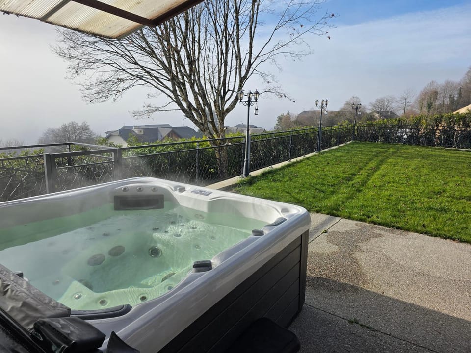 Maison avec Piscine, Spa et Jacuzzi House in Auvergne-Rhône-Alpes