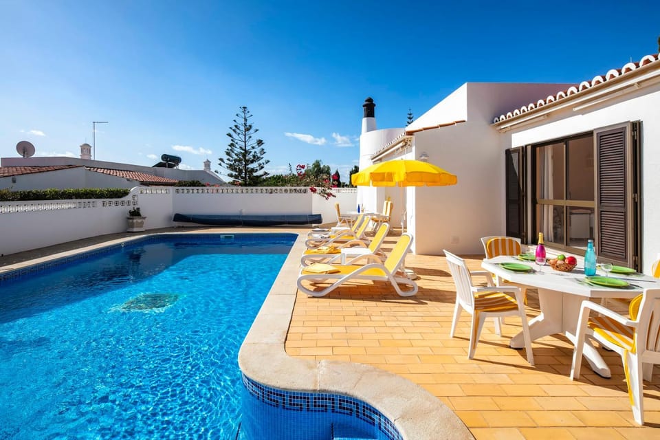 Property building, Patio, Day, Dining area, Pool view, Swimming pool, Swimming pool, sunbed