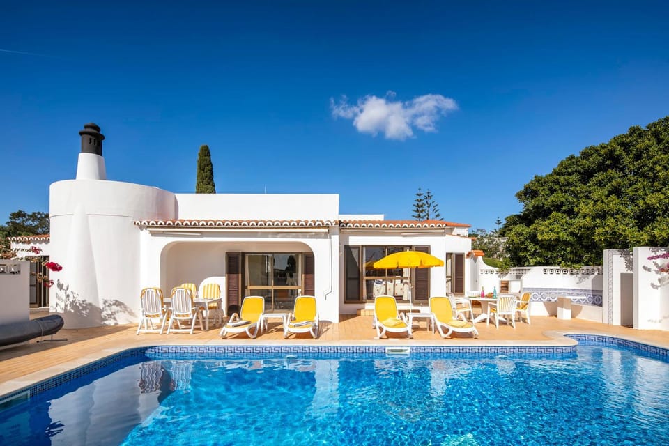 Property building, Patio, Day, Pool view, Swimming pool, Swimming pool, sunbed