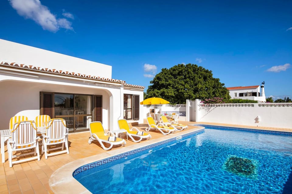 Property building, Patio, Day, Pool view, Swimming pool, Swimming pool, sunbed