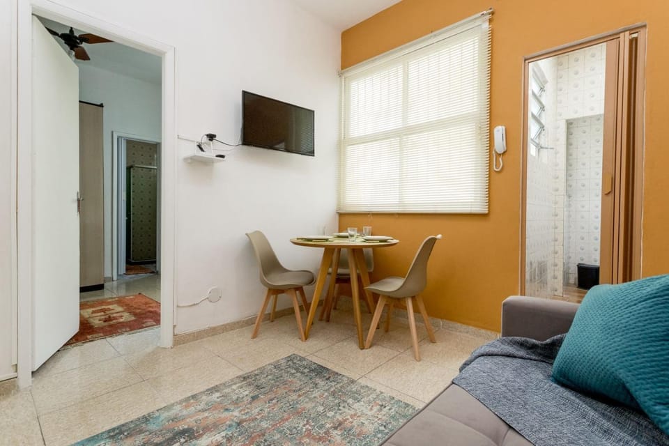 Conforto e relax, caminhando para a Praia de Copacabana, Quarto e Sala, completo, com wi fi, cozinha, ar condicionado Apartment in Rio de Janeiro