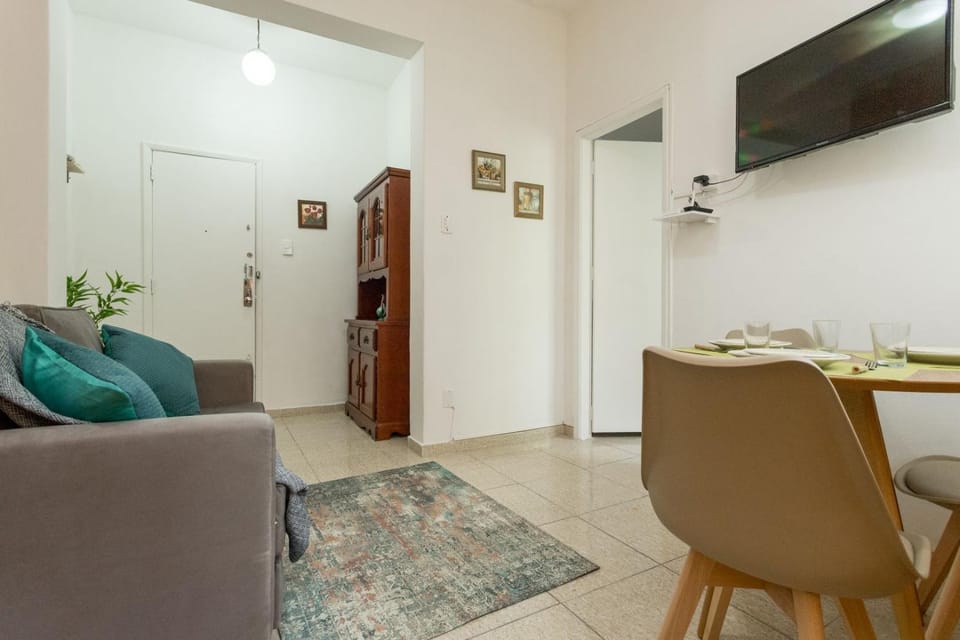 Conforto e relax, caminhando para a Praia de Copacabana, Quarto e Sala, completo, com wi fi, cozinha, ar condicionado Apartment in Rio de Janeiro