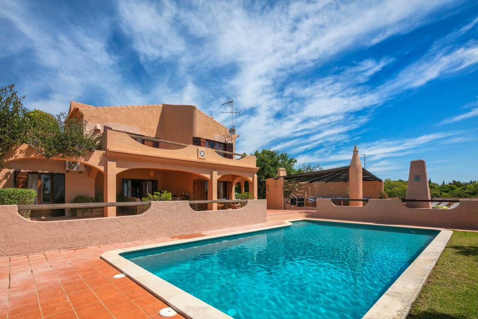 Property building, Day, Pool view, Swimming pool, sunbed