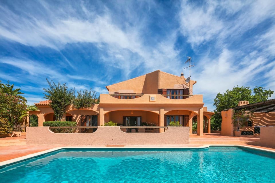 Property building, Day, Pool view, Swimming pool, sunbed