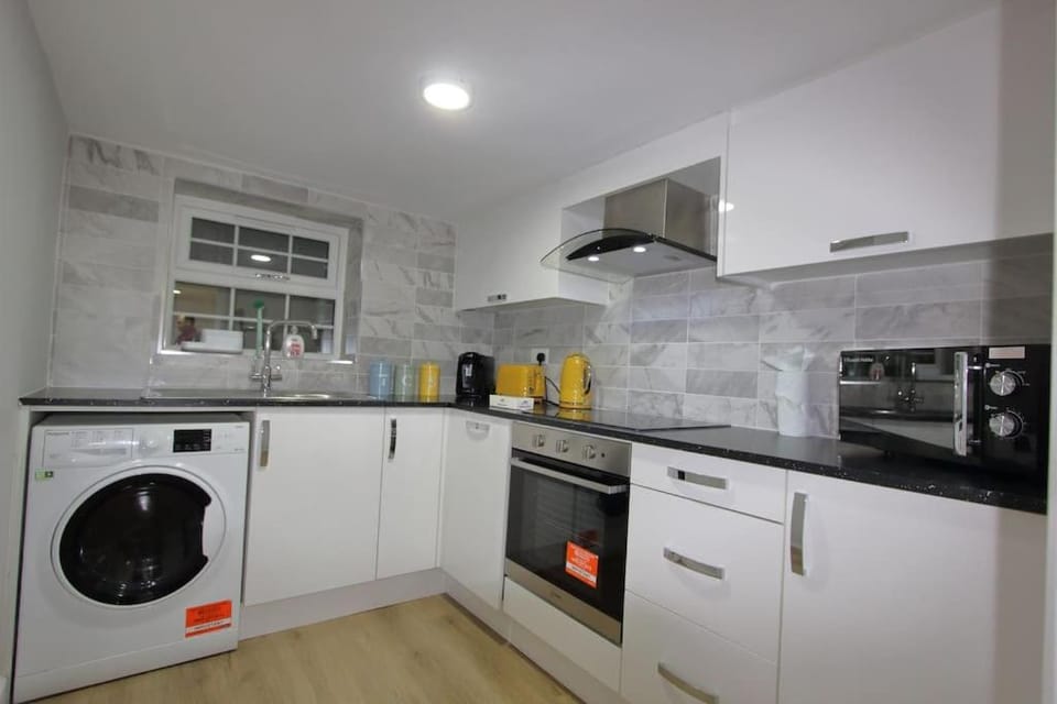 Coffee/tea facilities, Kitchen or kitchenette, dishwasher, oven, stove, toaster, washing machine, dryer