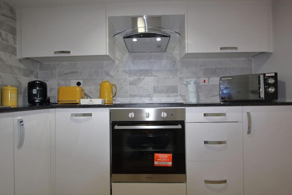Coffee/tea facilities, Kitchen or kitchenette, oven, toaster