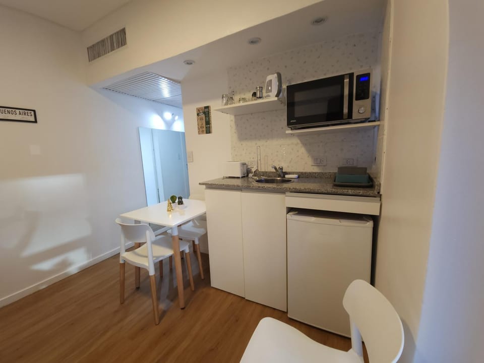 Kitchen or kitchenette, Dining area, minibar