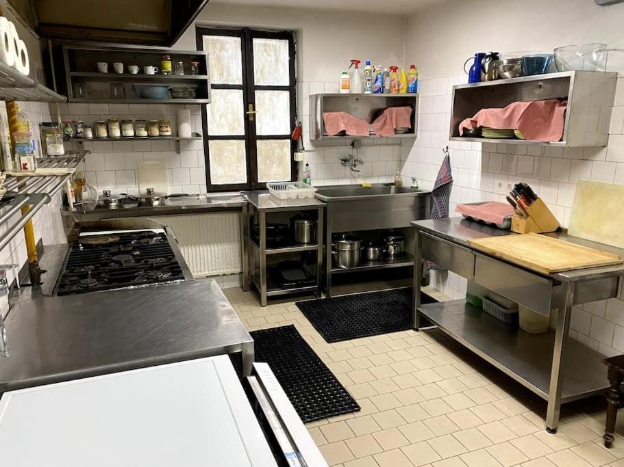 Kitchen or kitchenette, dishwasher
