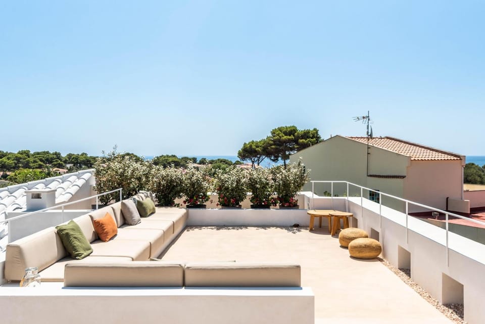 Property building, Balcony/Terrace, Living room