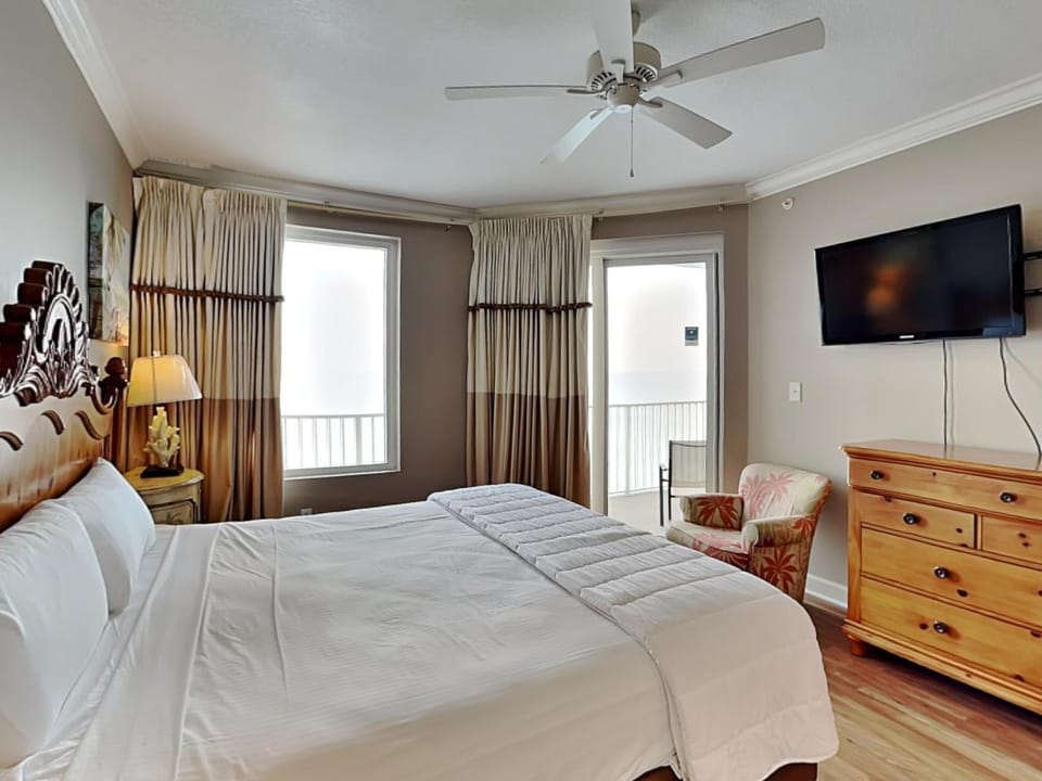 Bed, TV and multimedia, Balcony/Terrace, Seating area, Bedroom, furniture