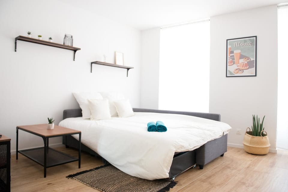 Bed, Living room, towels