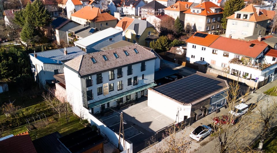 Property building, Day, Neighbourhood, Bird's eye view, Location, Parking