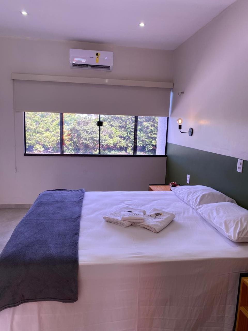 Bed, TV and multimedia, Photo of the whole room, Bedroom, minibar, towels, air conditioner