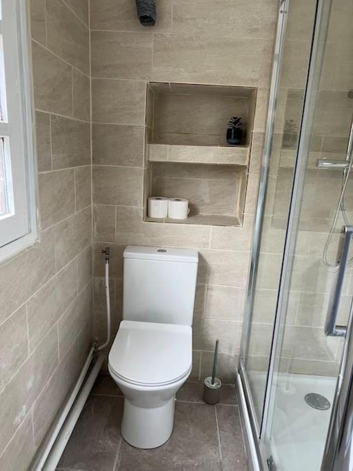 Shower, Toilet