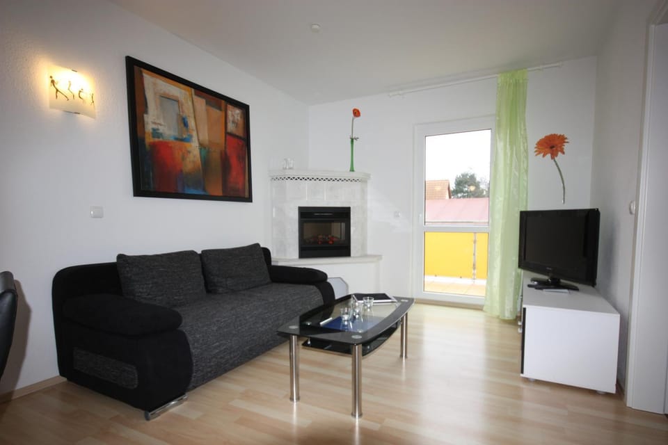 TV and multimedia, Living room, Seating area, Evening entertainment