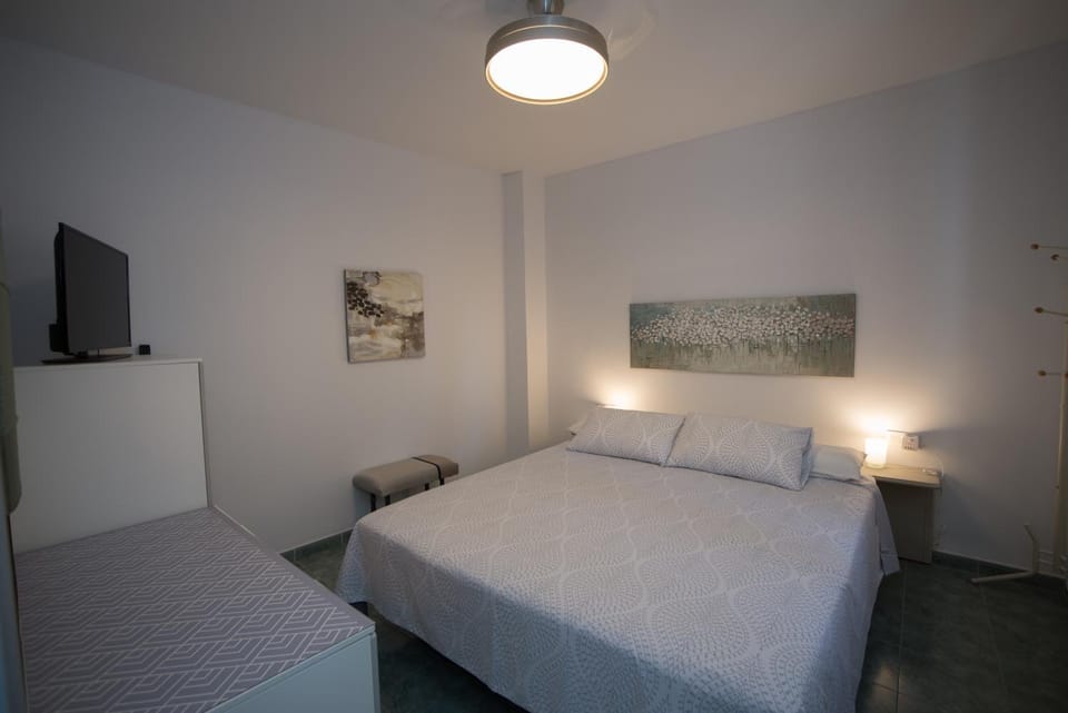 Bed, TV and multimedia, Bedroom
